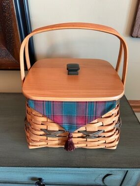 Longaberger 2000 Deck the Halls basket with inserts